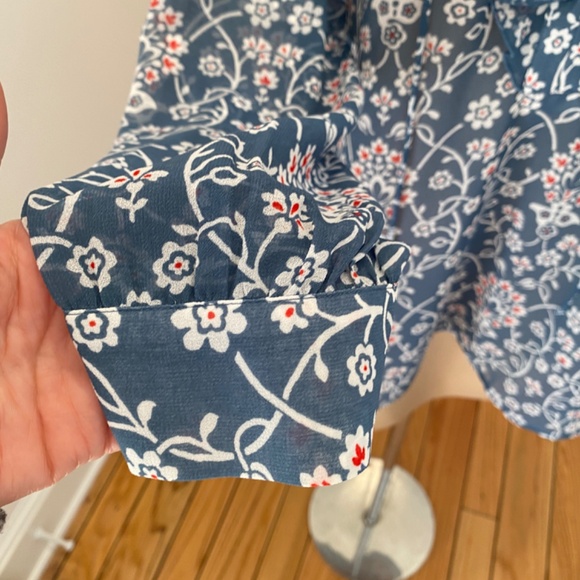 Beautiful Blue Floral LOFT Blouse -Size Medium - Picture 11 of 13